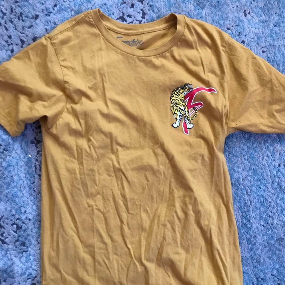 MUSTARD GRAPHIC TEE
